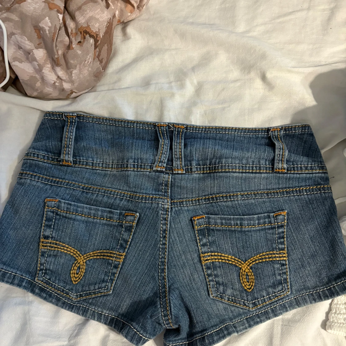 Lågmidjade jeansshorts från Wet Seal - 4