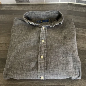 Grå linneskjorta från Ralph Lauren - Snygg grå skjorta från Ralph Lauren i slim fit-modell. Skriv vid frågor!!