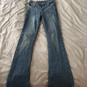 Blå bootcut jeans från Gina Tricot - Blåa ”perfect jeans” från Gina I bootcut mid waist, storlek S. Passar XS-S. Säljes pga för små för mig. Katt finns i hemmet 🐈‍⬛ 