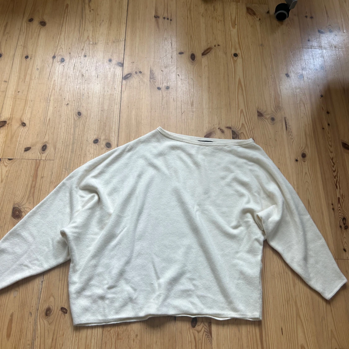 Offshoulder ljusbeige tröja - 1