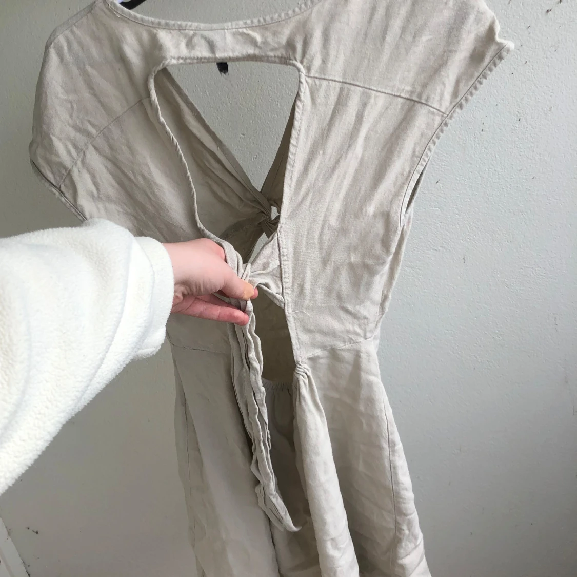 Beige kortklänning med knyt i ryggen - 1