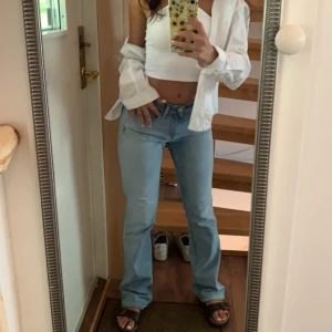 Ljusblå lösa jeans  - Säljer mina ljusblå jeans från Tommy Hilfiger. De är så bekväma, snygga och har relativt låg midja. Är storlek XS och 160cm lång och de passar superbra. Passar nog S bra med! 🌸🌸🌸