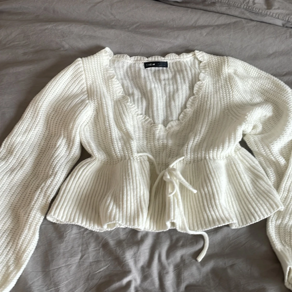 Vit kofta med snöre och volang - 3