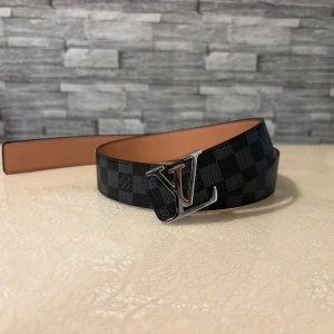 L*V bälte - Helt nytt oanvänt L*V bälte. Storlek 110