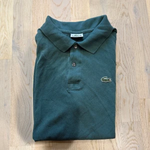 Grön Lacoste piké - Snygg Lacoste piké i storlek 6. Passar L och XL