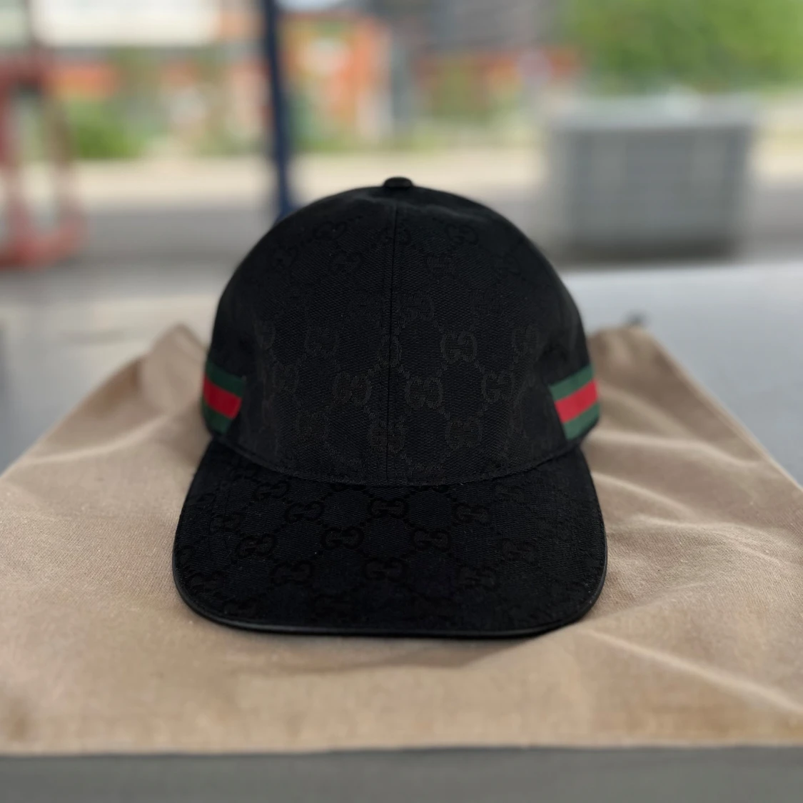 Svart keps från Gucci med GG-mönster