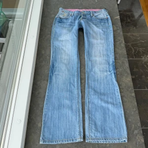 Lågmidjade jeans  - Väldigt snygga jeans som tyvärr inte passar mig och har därför ingen bild på! Midjemått tvärsöver:42cm Midjehöjd: 19cm Inerbens längd: 84cm💕