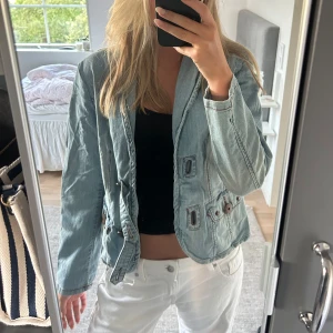 Ljusblå jeansjacka  - Snygg jeansjacka i en ljusblå färg. Snygg både öppen och stängd!! Pris kan diskuteras och skriv om ni vill se fler bilder eller har andra frågor💕