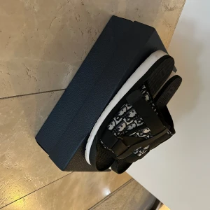 Sandaler  - Säljer ett par snygga sandaler som är perfekt nu till sommaren. De är sköna och har inga fel vid frågor elller flera bilder skriv så löser vi ert fint pris 🤗🤗