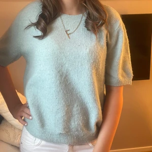 Ljusblå stickad kortärmad tröja - Supermjuk ljusblå stickad tröja med korta ärmar och rund hals. Tröjan har en liten deftekt, se bild 3💚💚Perfekt för lager-på-lager och chill vår- eller sommarstil.