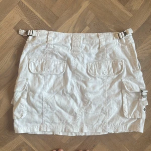 Vit cargokjol - Jättesnygg vit cargokjol!!
