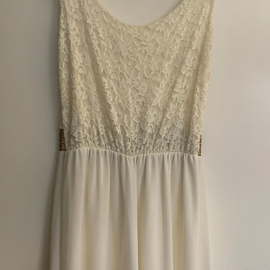 Vit långklänning med spets och guldmidja - 1