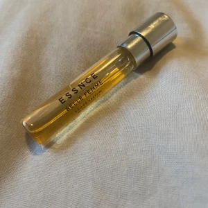 Essnce Belle Femme Eau de parfum  - Essnce Belle Femme, som är inspirerad utav Hugo Boss the scent för her. Ursprungligen 8ml, ca 7ml kvar💕
