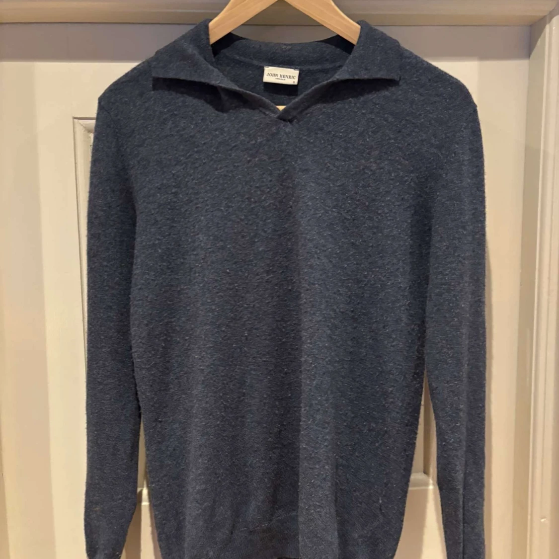 Blå stickad tröja från John Henric