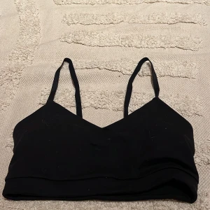 Svart linnetopp från H&M Move - Svart linnetopp från H&M Move med smala justerbara axelband. Toppen är i mjukt och stretchigt material, perfekt för träning eller chill. Enkel och stilren design som funkar till allt.☺️