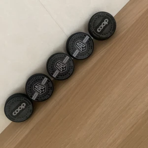 5 puckar från en träning innan match (pris 150 styck) eller om ni har nå bättre pris en är lite mer nött än dom andra - 5 svarta hockey puckar en är lite mer nött en dom andra bra skick pris 150 puckar men pris kan diskuteras om ni har något bättre pris