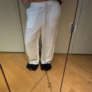 Vita linnebyxor 🤍 - Säljer ett par vita linnebyxor med avslappnad passform och dragsko i midjan. Byxorna har en rak modell,har använts fåtalgånger!! 