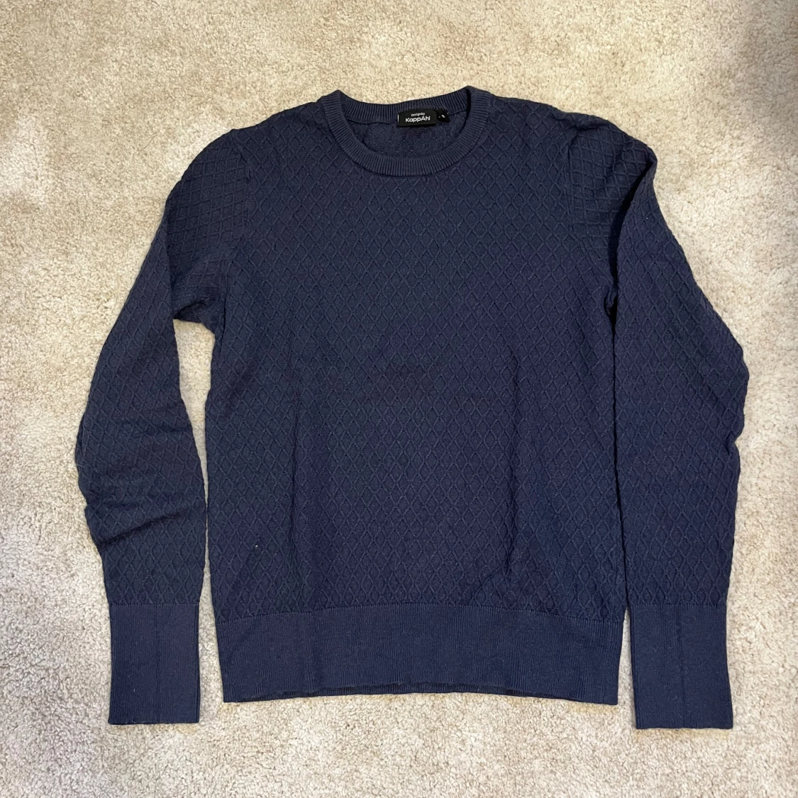 Mörkblå stickad tröja från KappAhl