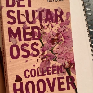 Det slutar med oss - En populär roman med ett snyggt omslag som lockar unga vuxna. Perfekt för dig som gillar starka berättelser och känslor. Boken är en av Colleen Hoovers mest omtalade och passar perfekt för bokslukare som vill ha något gripande. Har bara läst 2 sidor 