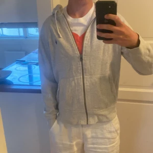 Ralph lauren Hoodie  - Riktigt snygg Ralph lauren Hoodie som är perfekt till sommar kvällar | Märke: Ralph lauren | Skick: 9/10 | Storlek: M | För frågor är det bara att skriva | Pris är diskuterbart |