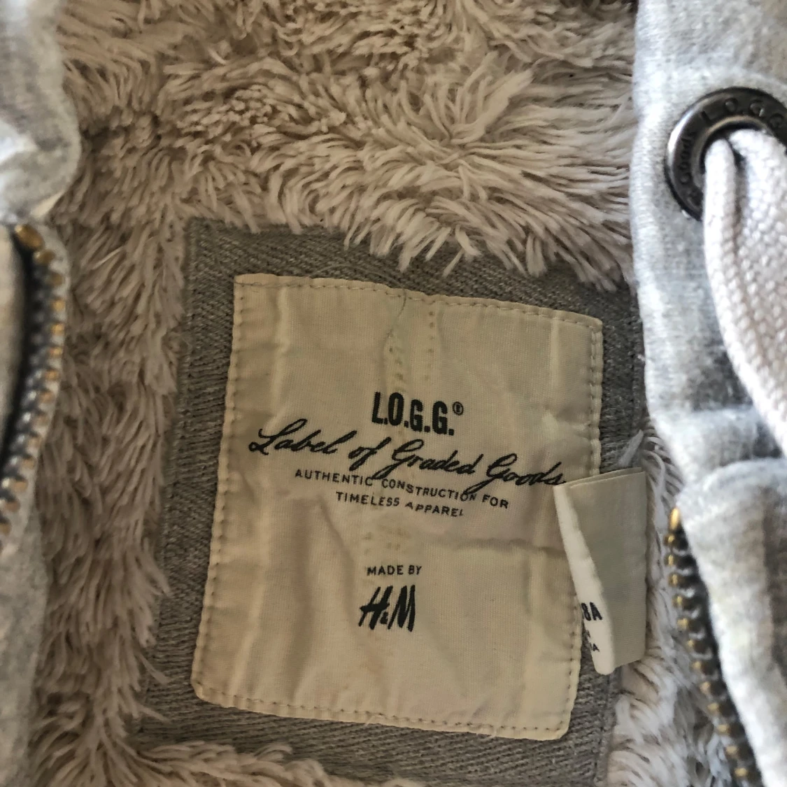 Grå hoodie med teddyfoder från H&M - 1