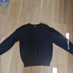 Mörkblå merinoullströja Boomerang Xl - Klassisk mörkblå stickad tröja från Boomerang i 100% merinoull. V-ringad modell med diskret broderad logga på bröstet. Långärmad och ribbade muddar vid ärmslut och nederkant. Perfekt för dig som gillar stilren och tidlös design. Den är str xl men har blivit minskad så passar mig som är xs/s väldigt bra, säljer för att den för att jag inte använder den💘