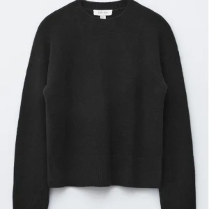 Svart stickad tröja  - En svart stickad tröja från & Other Stories. Jätteskön och populär tröja. Köpt för 550kr. Kom med prisförslag💕