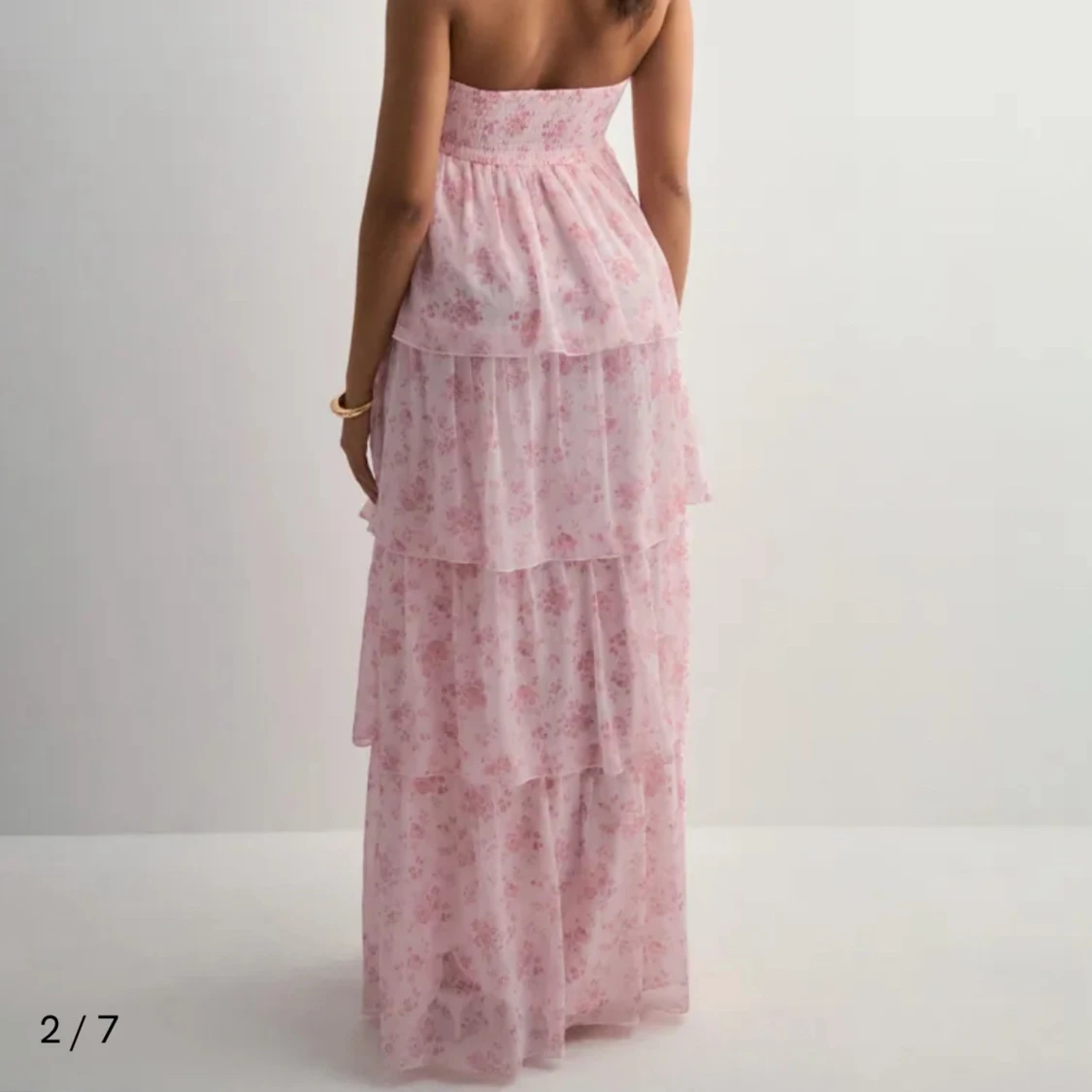 Ljusrosa blommig maxiklänning med volanger - 3