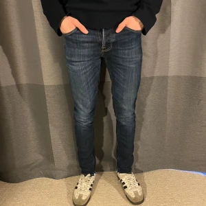 Nudie jeans grim tim - Tja! Säljer detta riktigt feta paret jeans från Nudie!| Modell: Grim Tim| Nypris runt 2000kr, vårat pris 549kr!| Pris alltid diskuterbart!| Vid minsta fundering tveka inte att kontakta oss!| //JeansLabbet