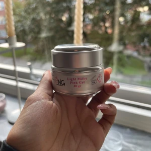 Nagel gele - Säljer detta gelé från nagelgiganten, kan inte avgöra hur mycket jag använt men mängden i den räcker länge ändå❣️( färgen blir mjölkig och grumlig efter härdning )