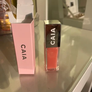CAIA Juicy läppglans - Säljer ett CAIA läppglans i färgen Juicy (C034). Helt oanvänd använd!