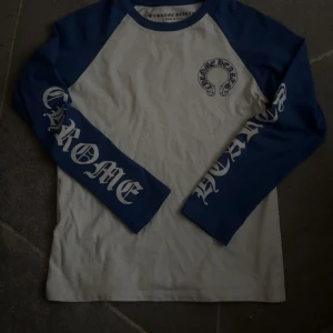 Chrome Hearts longsleeve  - Den är använd några gånger men den är fortfarande i bra skick. Storleken är M men den passae också perfekt på S. Skriv gärna för mer information. 