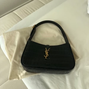 Ysl väska - Säljer min väska från Ysl som är använd 1 gång, kvitto saknas, därav priset. Köpt på en fransk sida 🤍 knappt använd och förvarad i dustbag! 