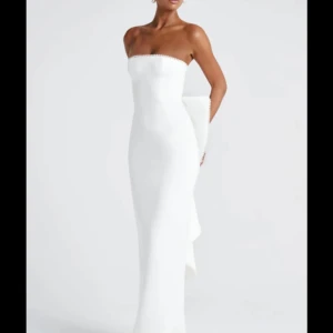 Klänning Babyboo  - Säljer min vackra klänning från Babyboo som endast är använd fåtal timmar. Klänningen är i storlek 38 men den är liten i storleken så den passar en 36a. Finns i Norrköping. 