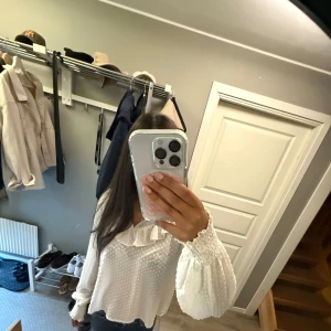 Vit gina tricot blus  - En super stilig vit blus ifrån gina tricot som man lätt kan bära under sommaren om man vill ha en ren och fräsch stil! Passar också bra med ett linne med valfri färg under 