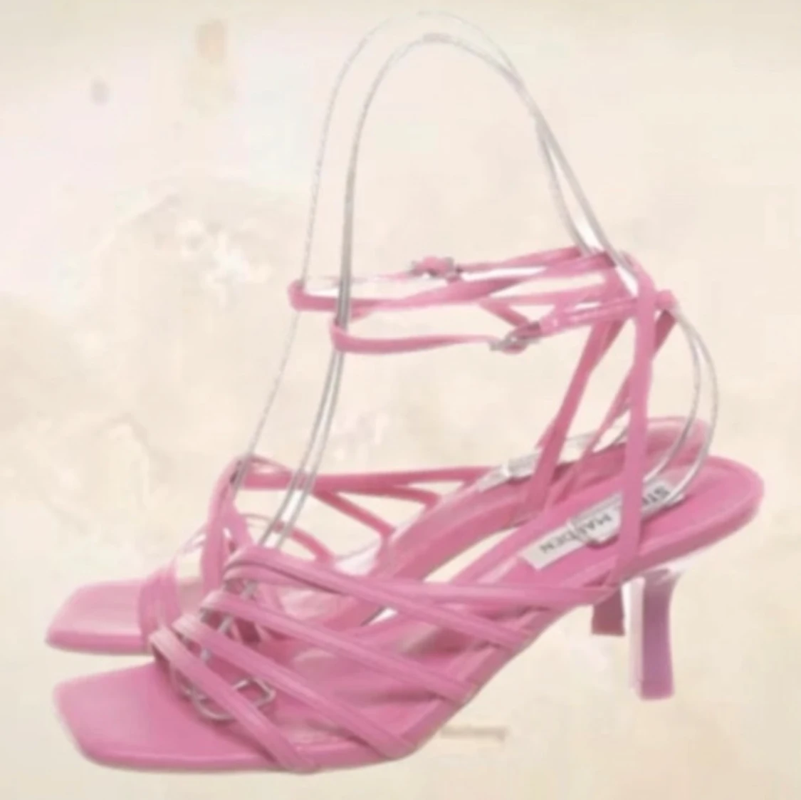 Rosa sandaler med smala remmar och klack