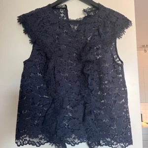 Marinblå topp från Zara - Marinblå topp från Zara Aldrig använd och prislappen sitter kvar.  Storlek: S Nypris: 379