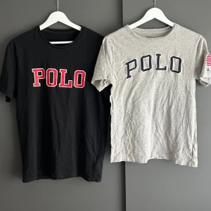2x Ralph Lauren T-shirt - Bra skick, inga defekter men lite slitna. Storlek XS på den gråa och S på den svarta, passar dig som är mellan 173-183 ungefär. Nypris ca 2000kr. Skriv för mer information!🤝