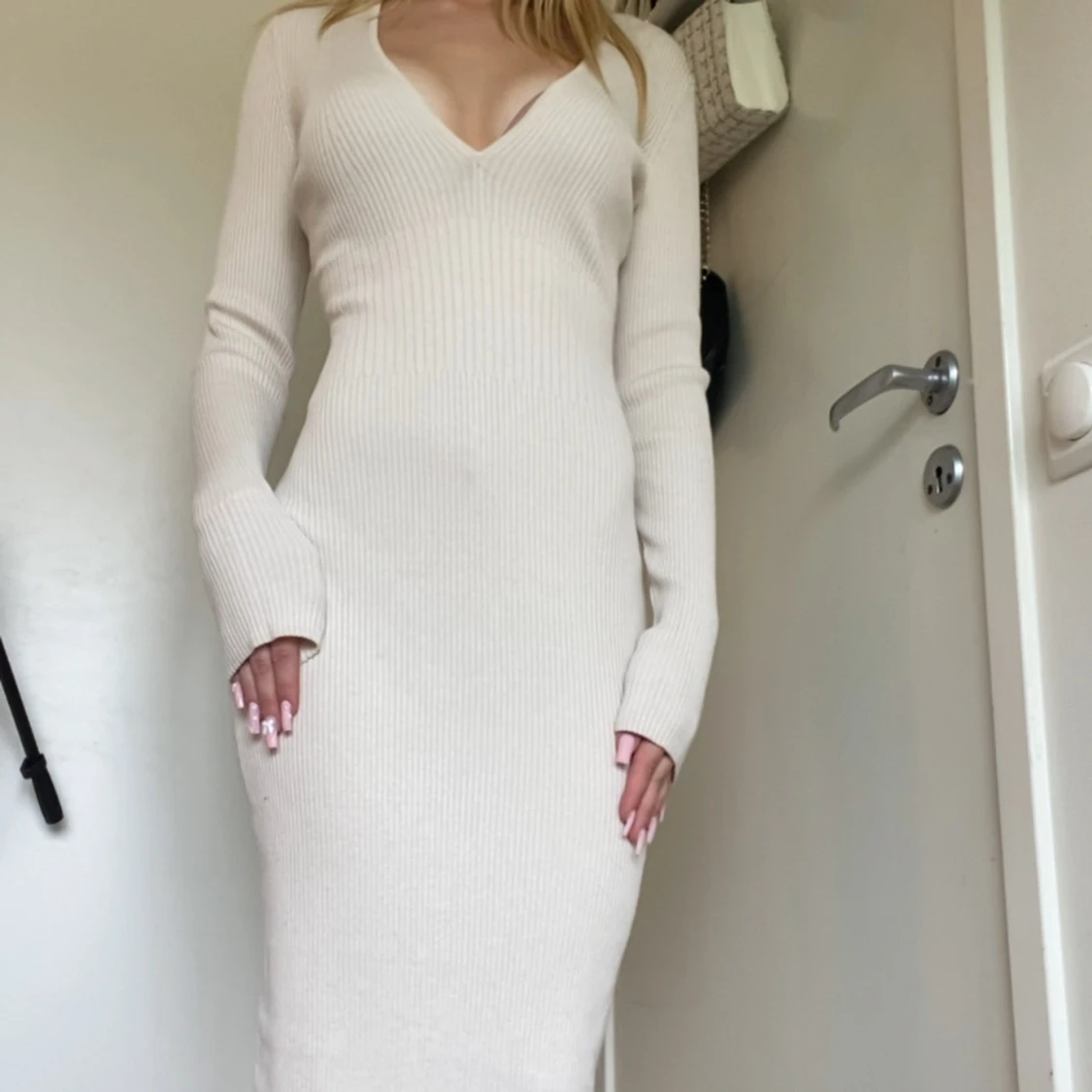 Beige ribbad långklänning med v-ringning