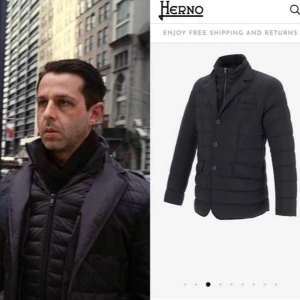 Herno jacka - Snygg grå quiltad jacka från Herno. Nypris ligger runt 19 000kr. Tillverkad i Italien med medium isolering för extra värme. Storlek 50 - M