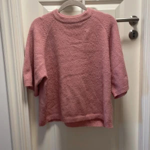 Rosa stickad tröja från 157 - Mysig rosa stickad tröja från 157 med kortare ärmar och rund hals. Inte använt så många gånger och i fint skick, storlek s❤️
