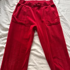 Röda Juicy byxor  - Byxorna är i väldigt bra skick, väl använda men ligger mest och tar plats💞kan även tänka mig att byta mot ett par mörkblåa i st M💗