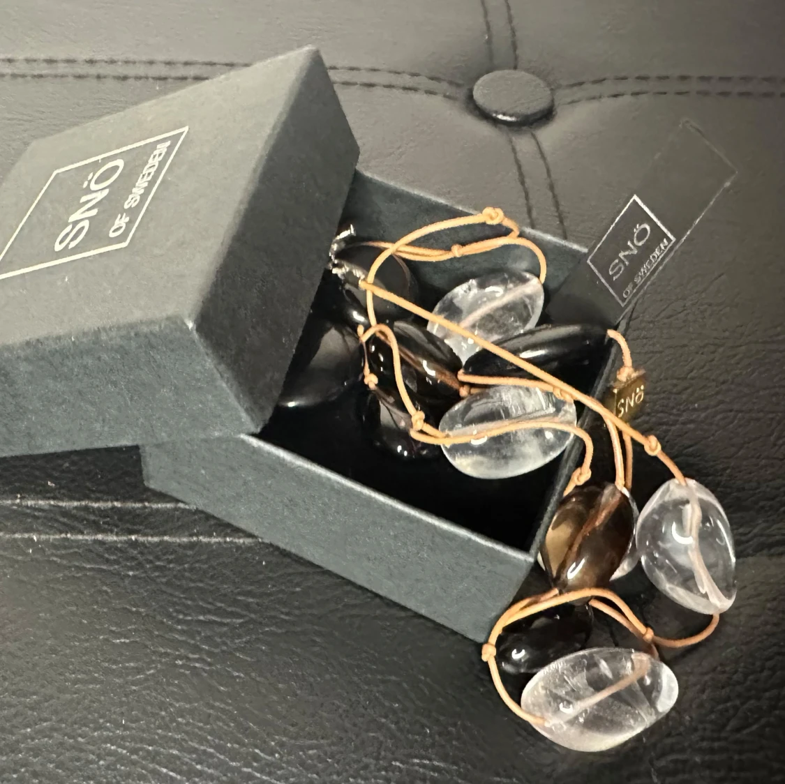 100 cm långt vintagehalsband från SNÖ of Sweden med läder & äkta ädelstenar - Bergskristall, svart onyx & rökkvarts - Med originalask & tag  - 4