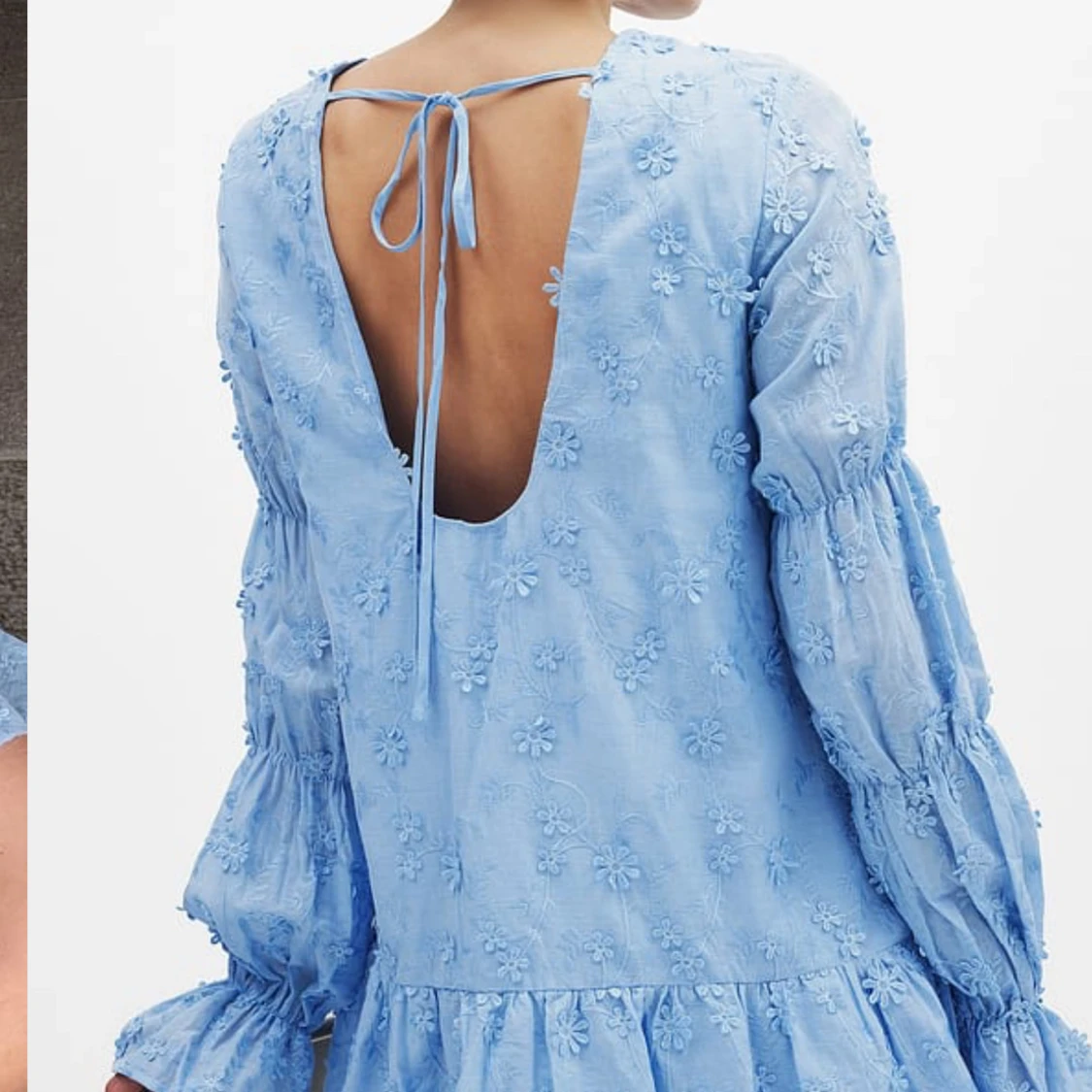 Blå blommig kortklänning med öppen rygg - 1