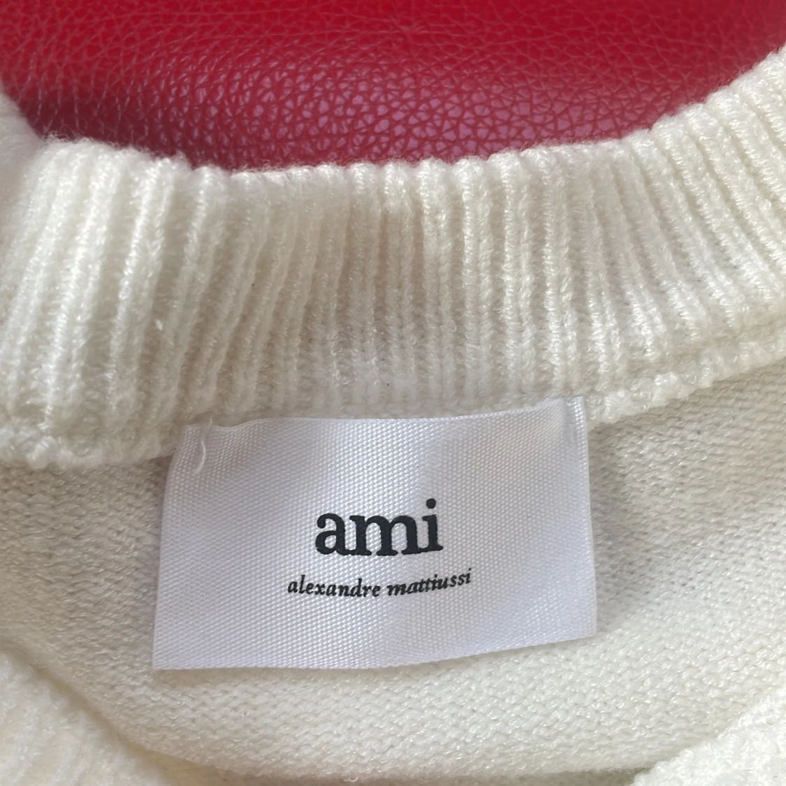 Vit stickad tröja Ami med rött hjärta - 1