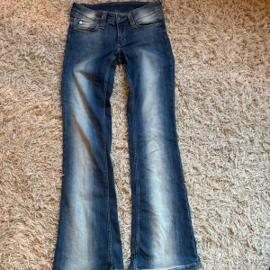 cheap monday jeans  - Jättesnygga jeans från cheap monday!! Storlek 27/32💗 Lite upptrampade men inget som märks av. Kontakta för frågor eller fler bilder 🫶🏻💘