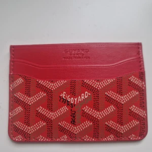 Röd korthållare - Stilren korthållare i röd färg. Priset går att diskutera.