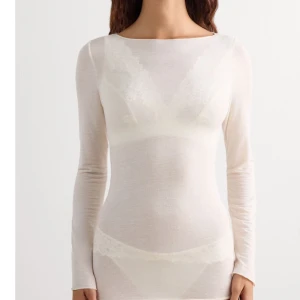 Vit långärmad tröja från Intimissimi - Säljer en tajt,mjuk och fin tunnarmad tröja med boatneck i Kashmir från Intimissimi. Säljer då den var lite mer genomskinlig än vad jag hade tänkt. Nästan aldrig använd, nypris 489kr.