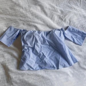 Topp - Söt sommar topp 💝sitter super bra, har inbyggda gummiband som håller fast tröjan runt bröstkorgen 