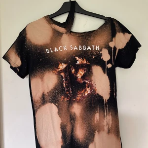 T-shirt med Black Sabbath storlek M. - Helt ny omgjort T-shirt med Black Sabbath. Storlek XL.